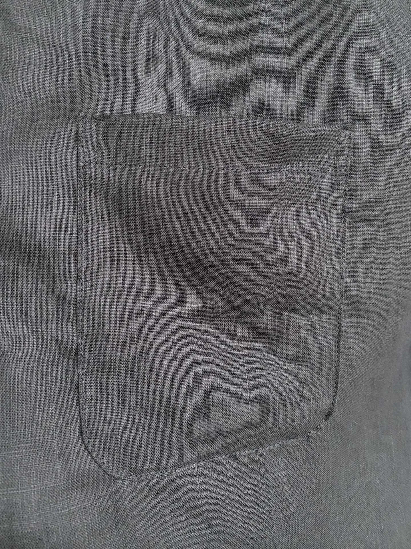 Loro Piana selects natural linen fabrics, which are breathable and refreshing with texture. The stand-up collar has a loose fit, the cut is neat and not tight, and the upper body is comfortable and unrestricted. Simple new Chinese style, no unnecessary fancy design, suitable for daily commuting and leisure. Three colors are available, making it easy to create a low-key and high-end men's outfit. Sizes:M-4XL